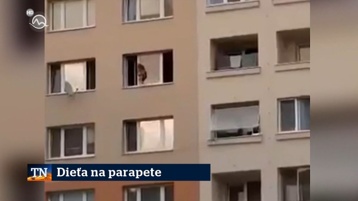 Šestiletá holčička na Slovensku se v sedmém patře procházela zvenčí po parapetu